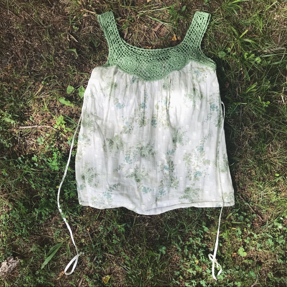 Summer blouse with crochet neckline